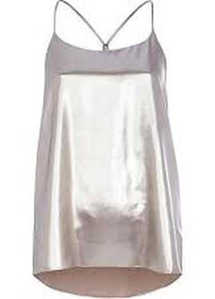 Яркая блестящая майка в бельевом стиле на бретелях