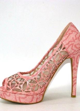 Жіноча літнє взуття - ажурні модельні босоніжки на шпильці рожеві на платформі4 фото