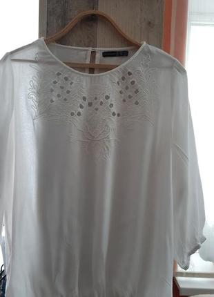 Белая тонкая блуза с выбитой вышивкой