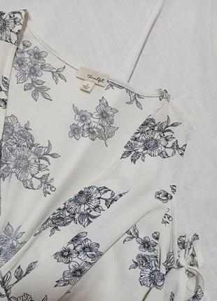 Шикарная блузка в цветочный принт с открытыми плечами3 фото