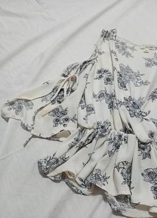 Шикарная блузка в цветочный принт с открытыми плечами2 фото