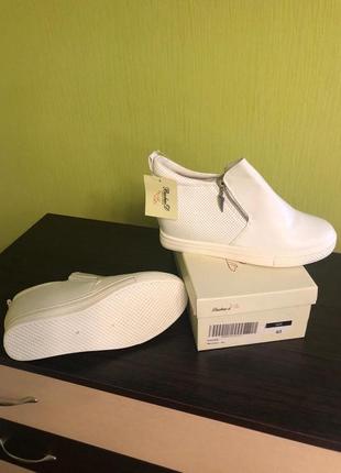 Продам новые ботинки ,белого цвета размер 40 (25 см)2 фото
