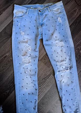 Жіночі ждинси з намистинами та потертостями