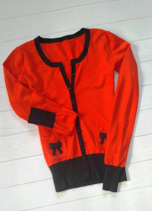 Яскравий светр кофточка для осінньої погоди коралового кольору