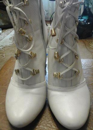 Белые демисезонные ботильоны, полусапожки на высоком каблуке