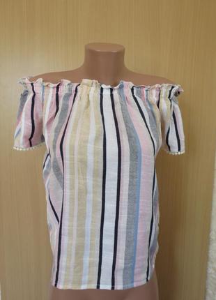 Легкая блуза в полоску с рюшами и открытыми плечами