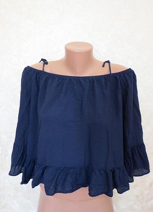Синя легка блузка з відкритими плечима з рюшами від atm