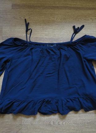 Синя легка блузка з відкритими плечима з рюшами від atm2 фото