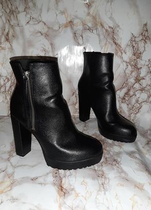 Чёрные ботиночки на высоком каблуке и толстой подошве с декоративными молниями по бокам1 фото