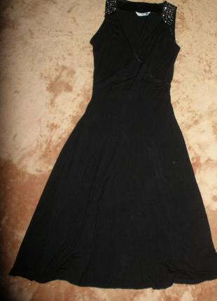 Лаконичное платье тонкого трикотажа из вискозы new look с расклешенной юбкой4 фото
