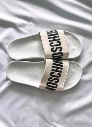 Отличные женские шлёпанцы сланцы шлёпки moschino белые с чёрным логотипом