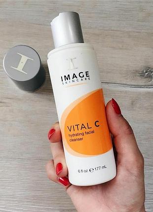 Очищающее молочко с витамином с
hydrating facial cleanser