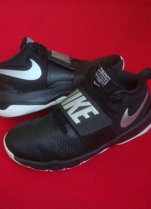 Кроссовки nike team hustle d8 оригинал 36-37 разм