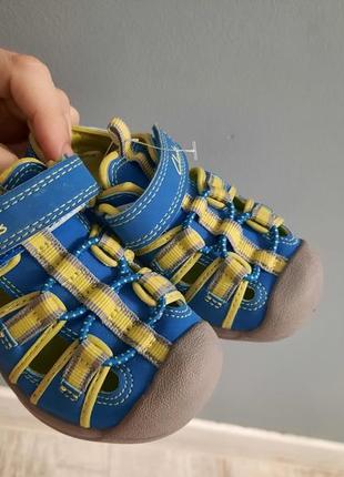 Оригінальні босоніжки clarcs