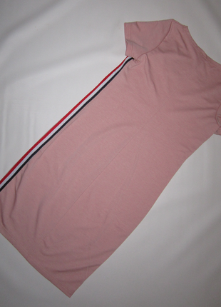 Нова рожева сукня з нашивками