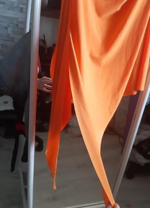 Яркое, оранжевое мини платье с отрытыми плечами, драпировкой, ассиметричным низом и разрезом2 фото