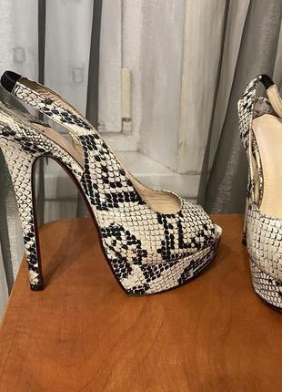 Босоніжки louboutin