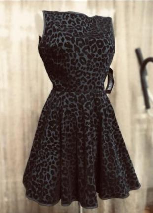 Коктейльне плаття з пишною спідницею в оксамитовий принт з вирізом на спині