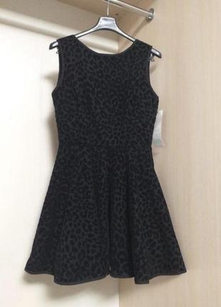 Коктейльное платье с пышной юбкой в бархатный принт с вырезом на спине6 фото