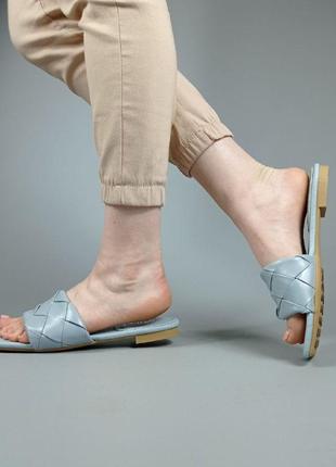 Жіноча літнє взуття - босоніжки, шльопанці сіро-блакитні з квадратнвм носом на плоскій підошві жіночі4 фото