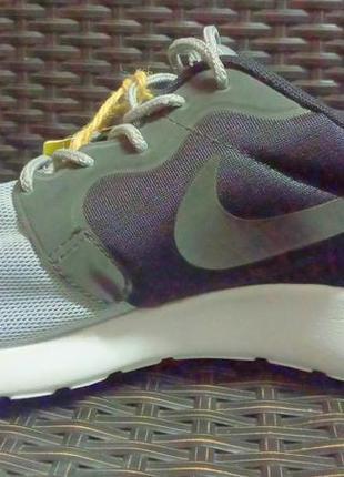 Класні кросівки nike rosherun hyp qs