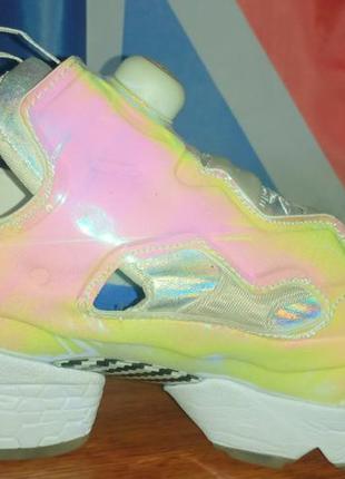Классные кроссовки с эффектом голограммы