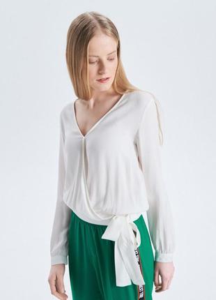 Блуза запахом біла мка