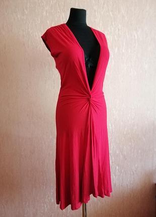 Яскраве плаття з оригінальним вирізом