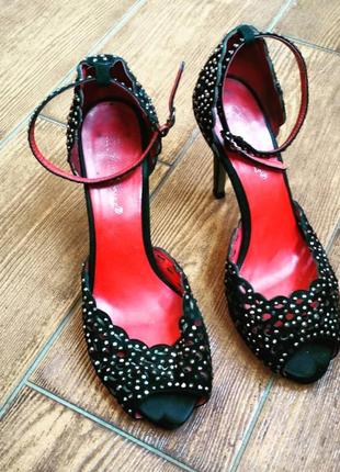 Замшевые туфли с камнями