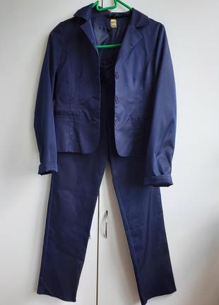 Школьный костюм темно-синего цвета в отличном состоянии.