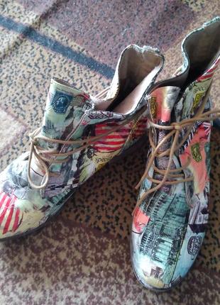 Ботинки на шнуровке с ярким броским принтом6 фото