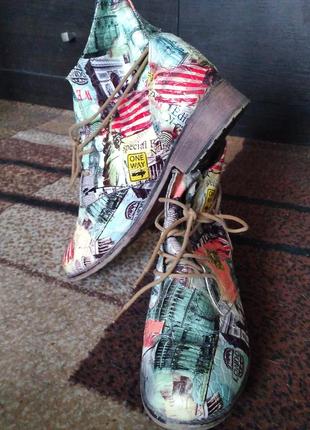 Ботинки на шнуровке с ярким броским принтом1 фото