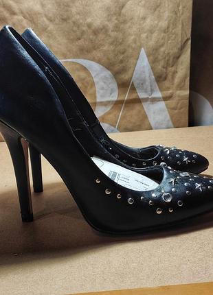 Туфли черные на каблуке с декором tally weijl (швейцария) 36 размер (уценка)