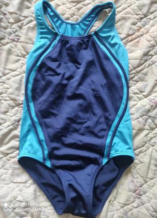 Гарний стильний суцільний купальник на дівчинку-підлітка або худеньку дівчину в басейн або пляж