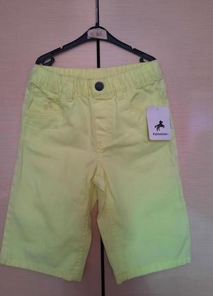 Яркие шорты-бермуды c&a