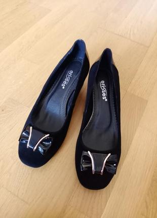 Замшеві класичні туфлі на підборах 43 р