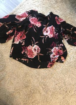 Очень красивая блуза черного цвета в пионы