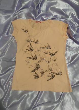 Футболка з ластівками