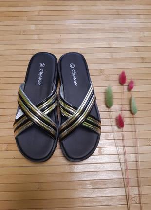 Шльопанці city walk