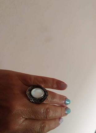 Перстень з перламутром.