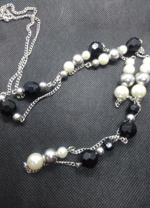 Довга ланцюжок з намистинами