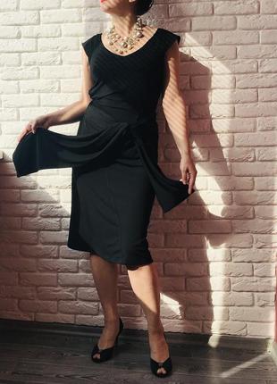Замысловатого кроя платье 👗