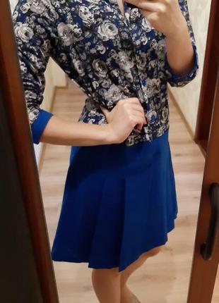Платье с синей юбкой и цветочным верхом2 фото
