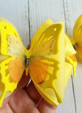 Яркие жёлтые банты на резинке с бабочкой1 фото