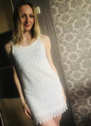 Белое короткое ажурное платье