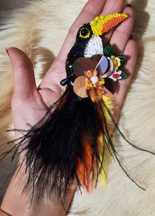 Шикарна брошка ручної роботи папугай тукан з пірям/брошка з бісеру тукан з перьямы