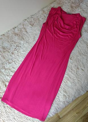 Яркое платье цвета малины фуксия