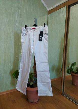 Белые штаны атлас