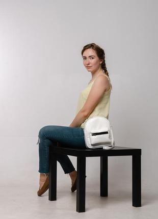 Жіночий маленький білий рюкзак трансформер для міста4 фото