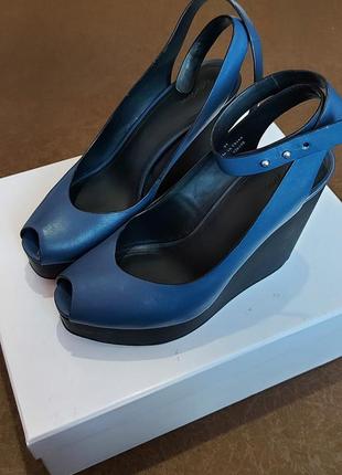 Босоножки на танкетке shoes&other stories